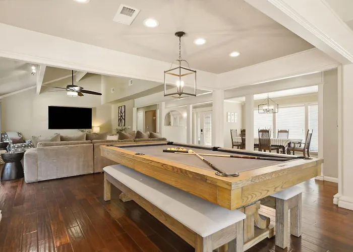 Private Pool Retreat, Blackstone, Pool Table, Pets Holiday home Tulsa