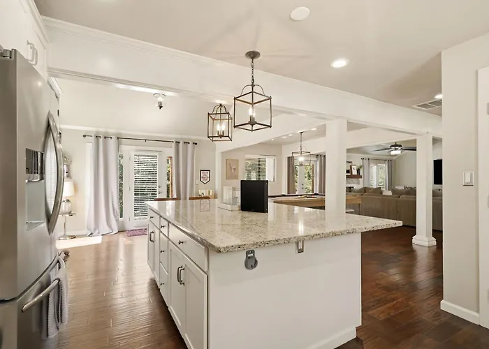 Private Pool Retreat, Blackstone, Pool Table, Pets Holiday home Tulsa