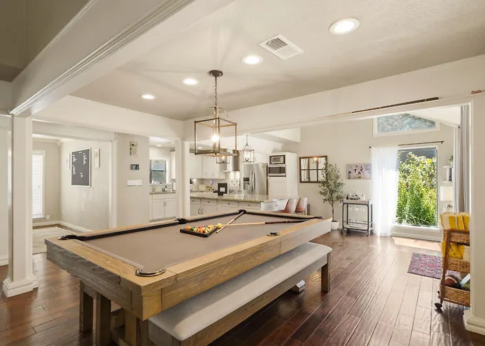 Private Pool Retreat, Blackstone, Pool Table, Pets * Tulsa