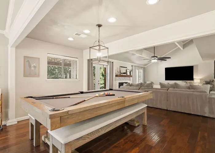 Holiday home Private Pool Retreat, Blackstone, Pool Table, Pets *